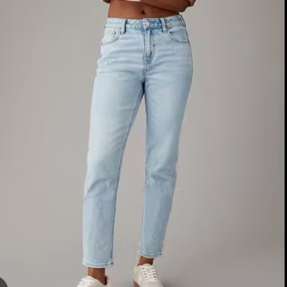 American Eagle Strigid High-Waisted Mom Jeans – Light Wash – Size 2